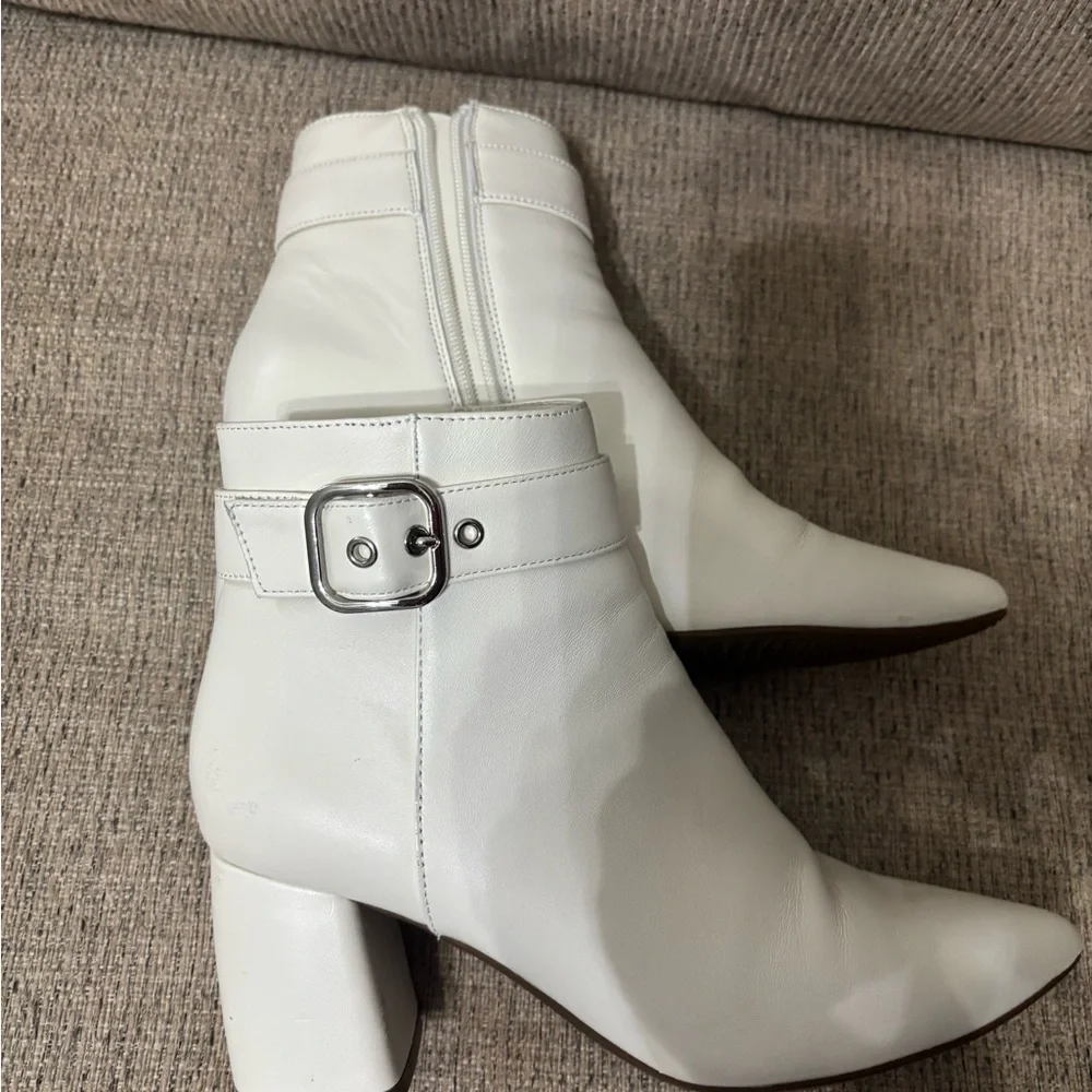 Vaneli Elegant Cream Ankle Boots
Size  7 1/2 NARROW 
Pls know these are narrow! - Picture 2 of 6